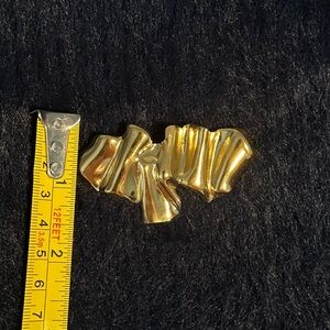 Vintage gold-tone abstract brooch